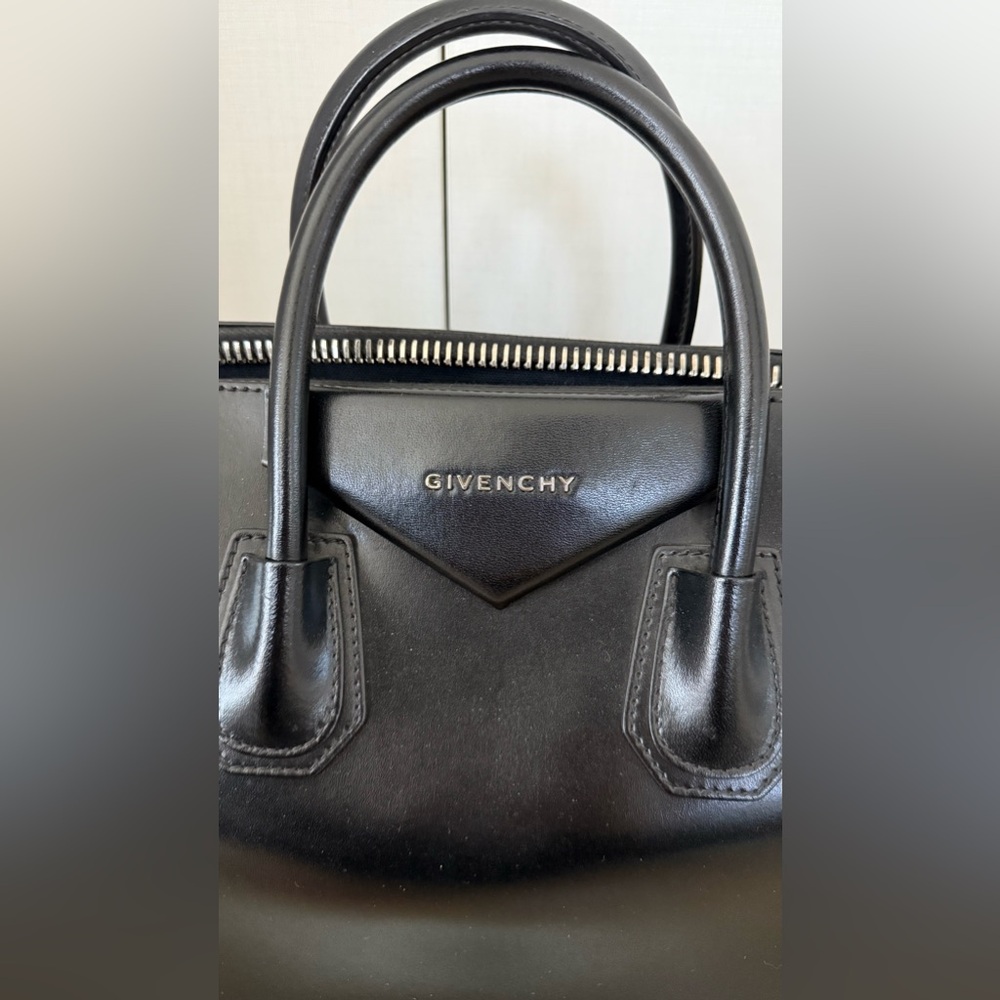 🖤 GIVENCHY Antigona Medium Leather Tote - Picture 10 of 11